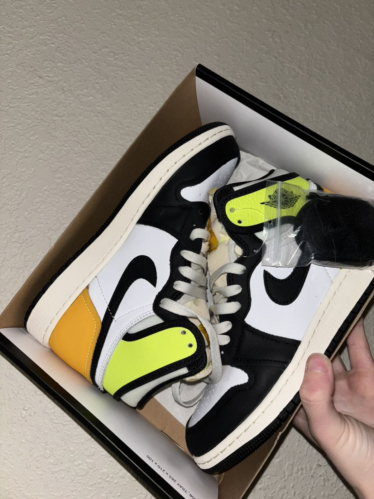 Nike Jordan 1 Retro High White Black Volt University Gold Size US 6.5 / IT 36.5 - 2 Thumbnail