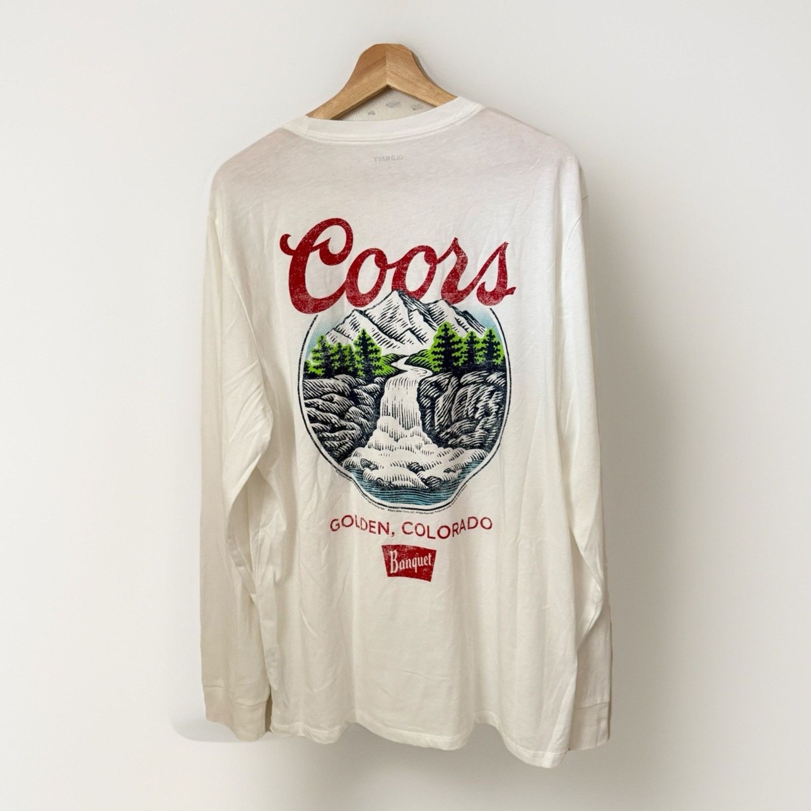Old Navy Coors Banquet Beer Sleeve Print Waterfall Crest Shirt Size US XL / EU 56 / 4 - 1 Thumbnail