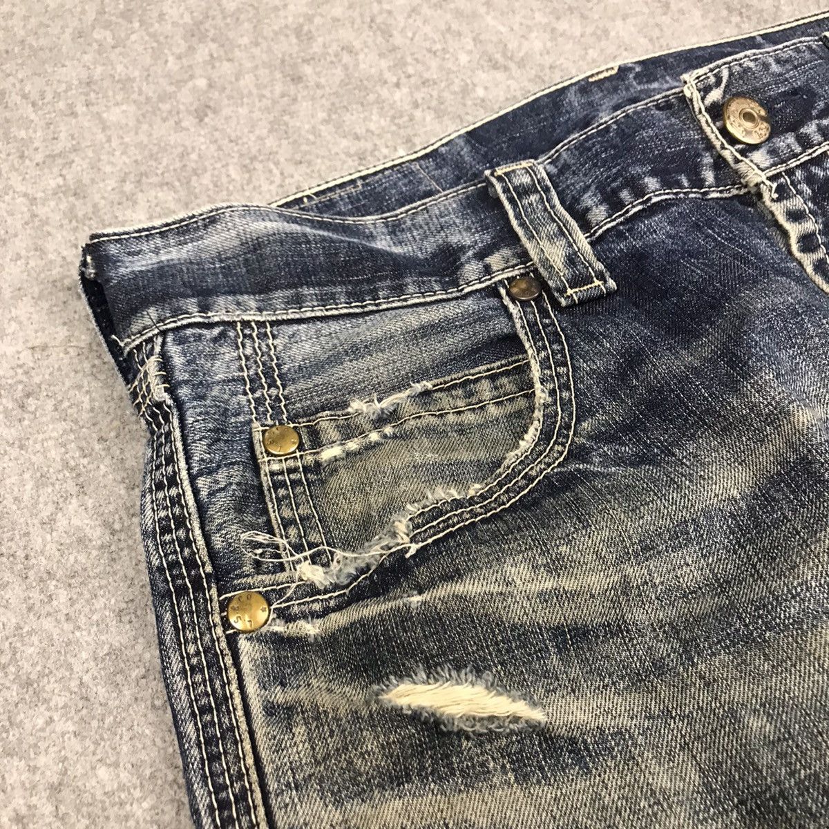 Levi's Vintage Clothing RIPPED DISTRESSED LEVIS BLUE DENIM BAGGY PANTS 142 Size US 34 / EU 50 - 7 Thumbnail