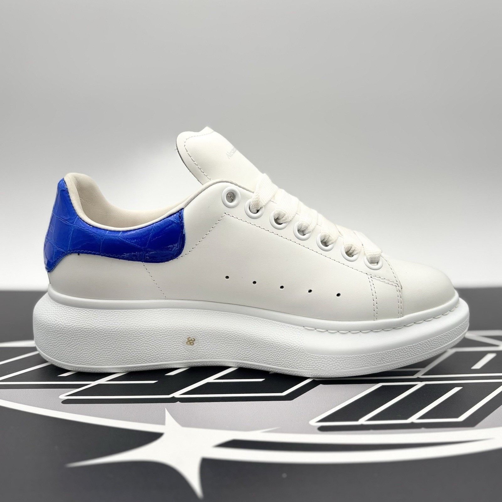 Alexander McQueen Alexander McQueen Oversized ' White Ultramarine' | GREAT! Size US 8 / IT 38 - 13 Thumbnail