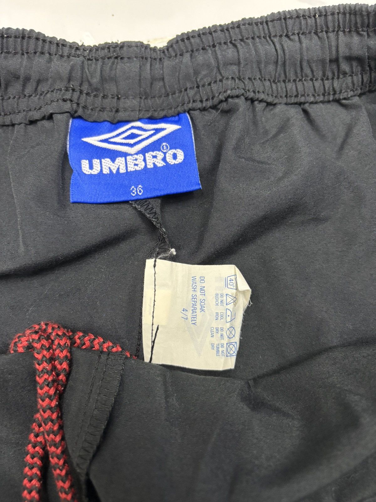 Umbro 🔥VINTAGE UMBRO MANCHESTER UNITED OLD TRAFFORD ERA SHORT PANT Size US 36 / EU 52 - 11 Thumbnail