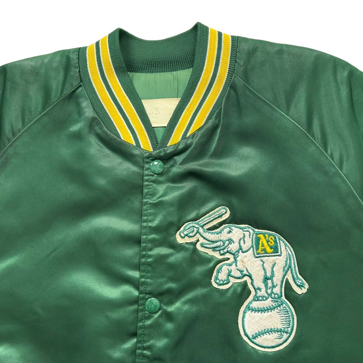 MLB VTG 90s OAKLAND ATHLETICS CHALK LINE SATIN SPELL OUT JACKET Size US L / EU 52-54 / 3 - 4 Thumbnail