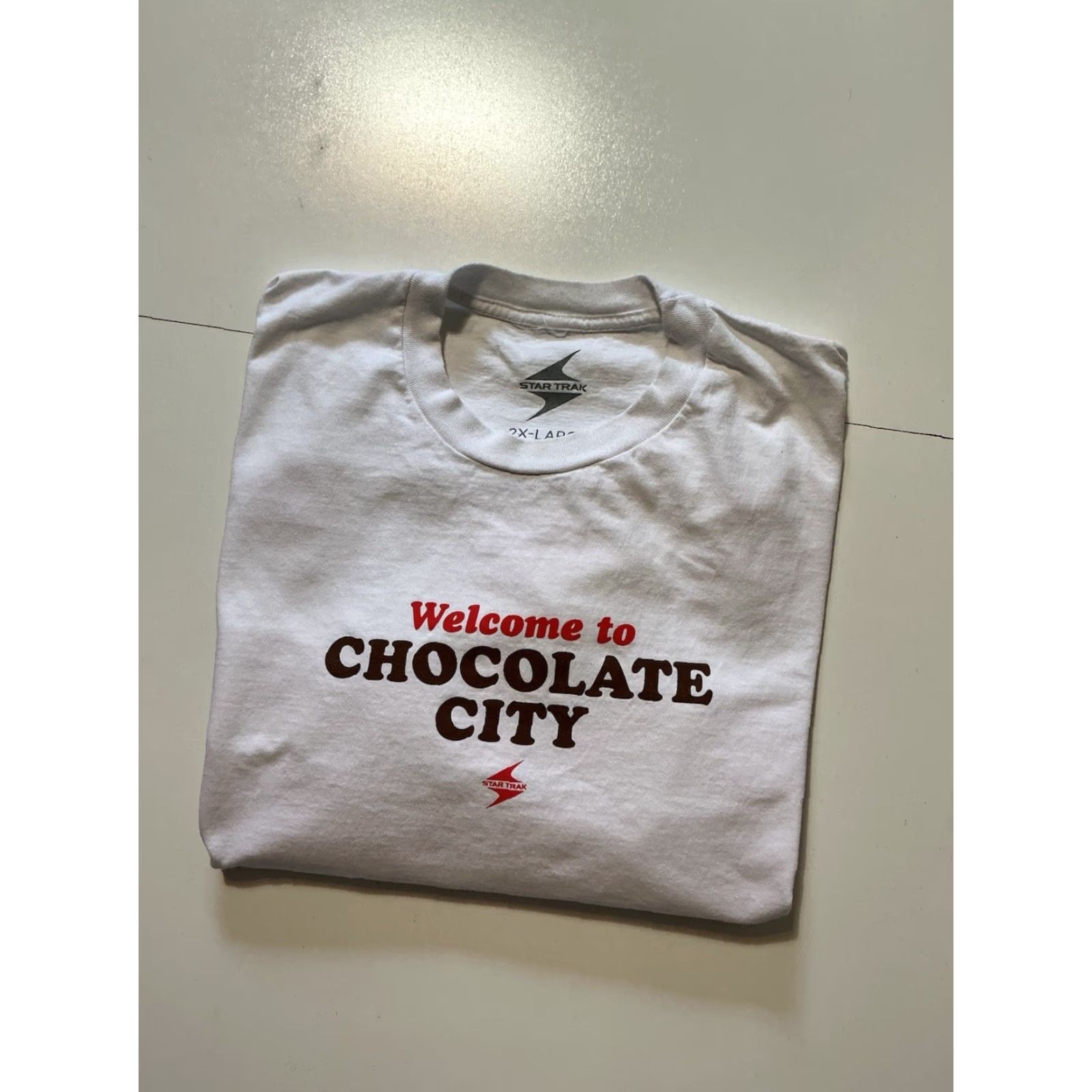 CHOCOOLATE VINTAGE Commonwealth Star Trak Welcome To Chocolate City White Graphic S/S T-Shirt 2XL Size US XXL / EU 58 / 5 - 2 Thumbnail