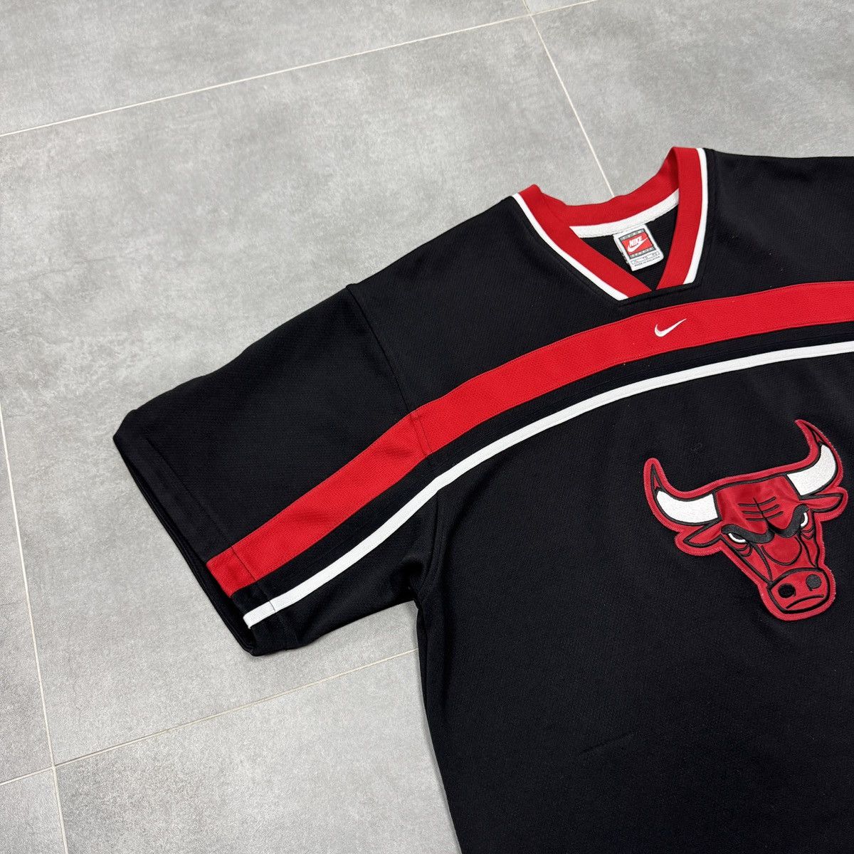 Nike Vintage Nike NBA Chicago Bulls 90s Swoosh Jersey Shirt Y2K Size US XL / EU 56 / 4 - 2 Thumbnail