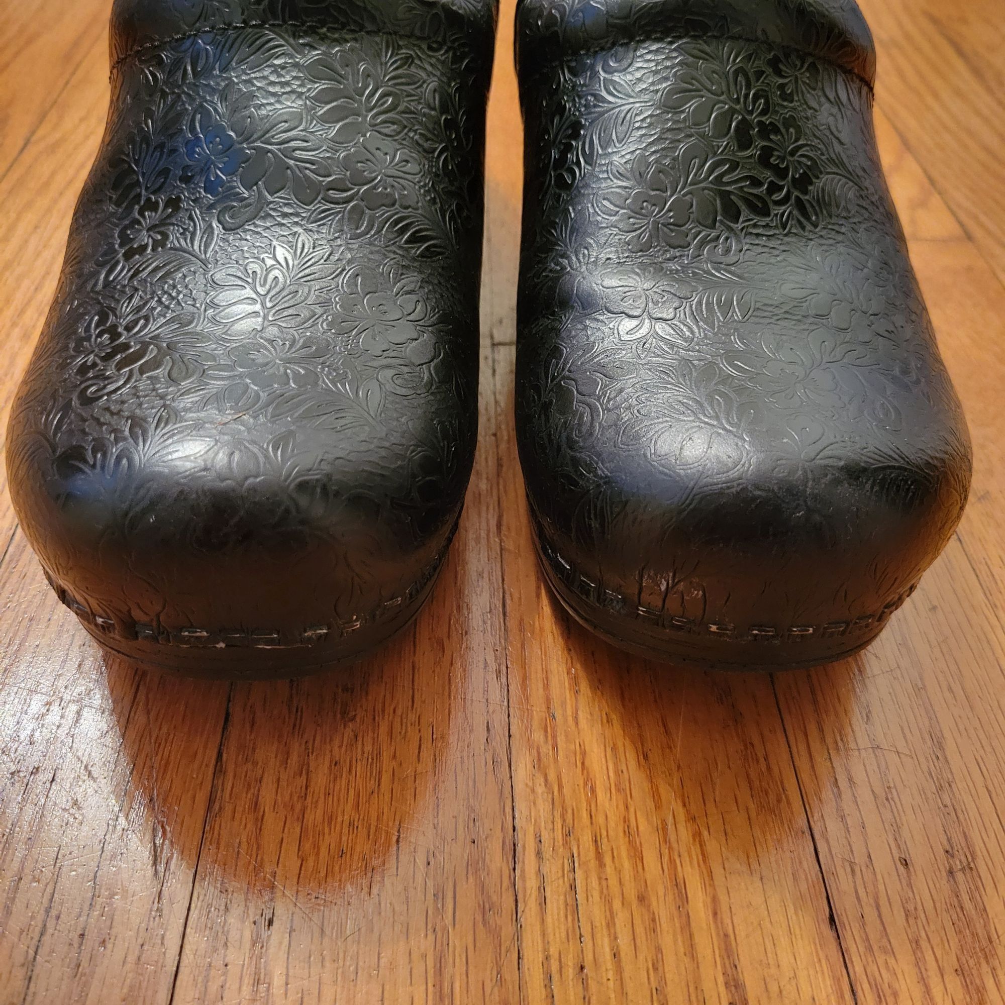 Dansko Dansko XP 42 Black Professional Tooled Floral Leather Clogs Size US 12 / IT 42 - 3 Thumbnail