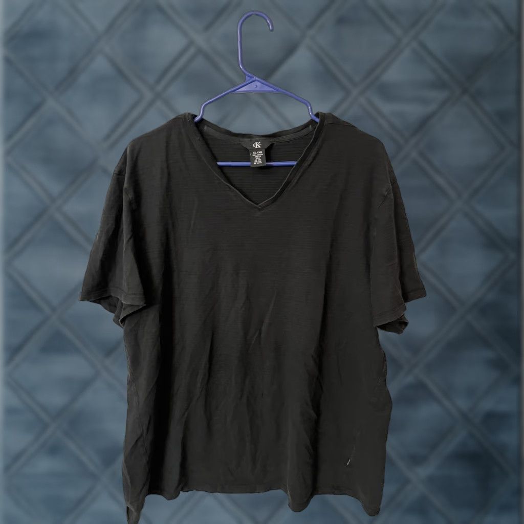 Calvin Klein VINTAGE Calvin Klein T-Shirt Mens XL Short Sleeve V-Neck Solid Black Logo Regular Size - 2010s Mens T-Shirt Size US XL / EU 56 / 4 - 1 Thumbnail