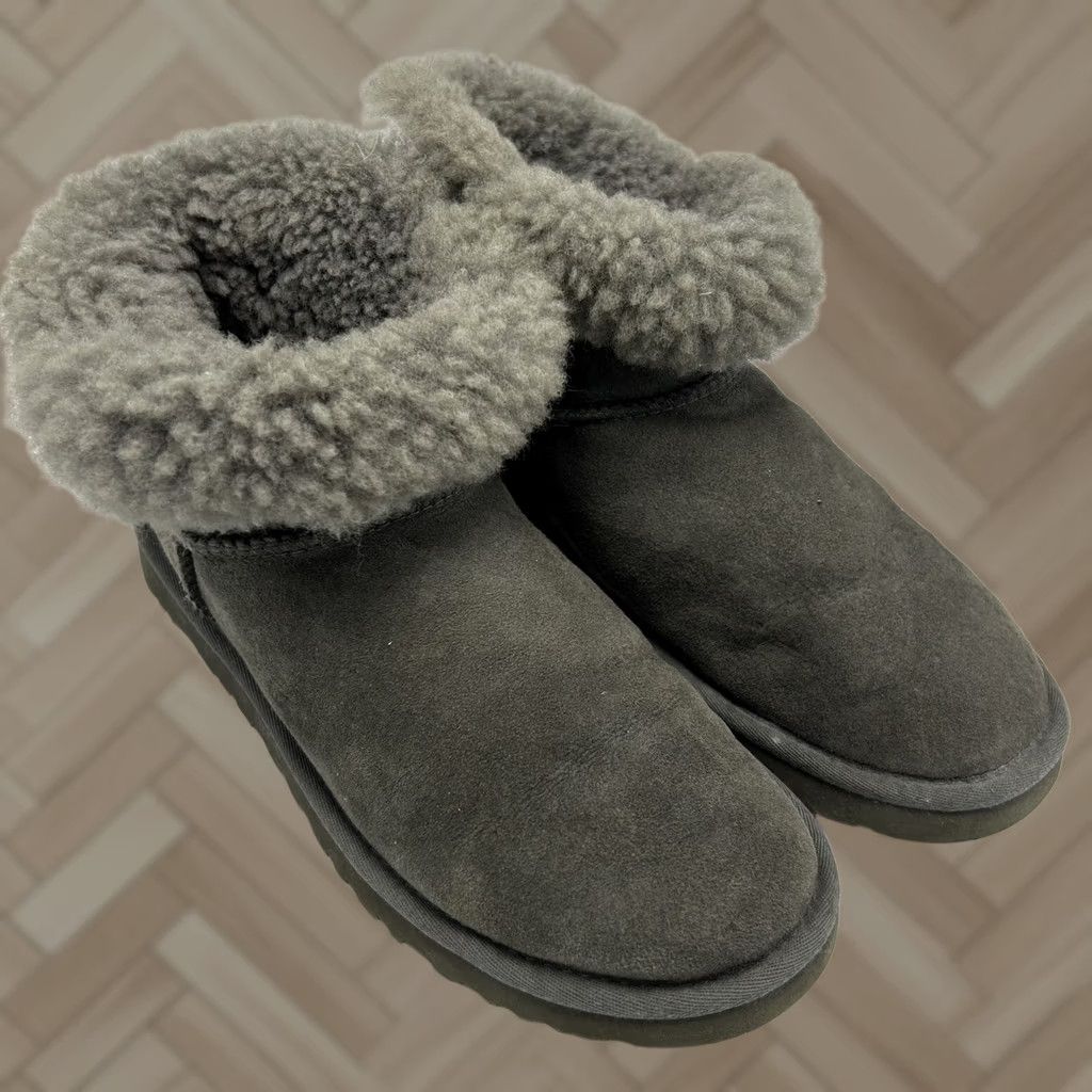 Ugg UGG Bailey Button Mini II Boots Womans 8 M Grey Sheepskin Winter Slip On SN 3352 Size US 8 / IT 38 - 1 Thumbnail