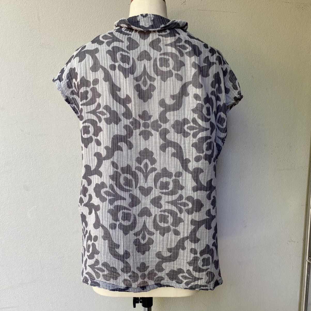 Issey Miyake Plantation Gray Floral Sheer Cap Sleeve Top Size M / US 6-8 / IT 42-44 - 2 Thumbnail