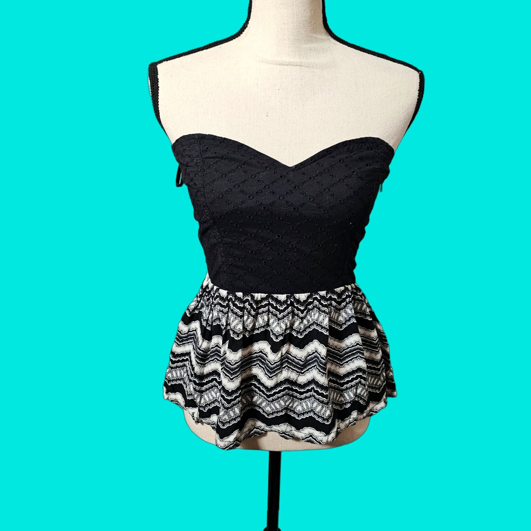 Vintage Kendall + Kylie Women’s Black Sleeveless Top Size Medium Strapless Cami Elastic Tank Regular Shirt Fashion Basic Casual Size M / US 6-8 / IT 42-44 - 1 Thumbnail