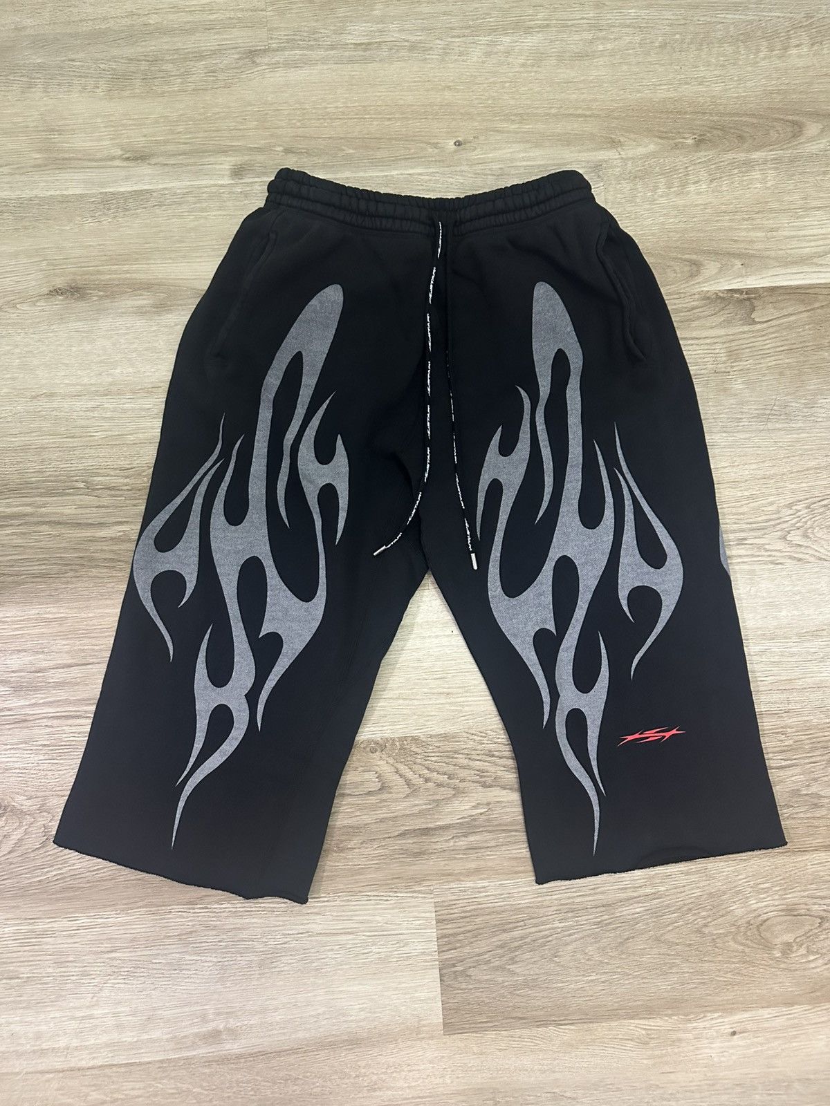 HELLSTAR Hellstar Tribal Flame 3/4 Short (M) Size US 32 / EU 48 - 1 Thumbnail