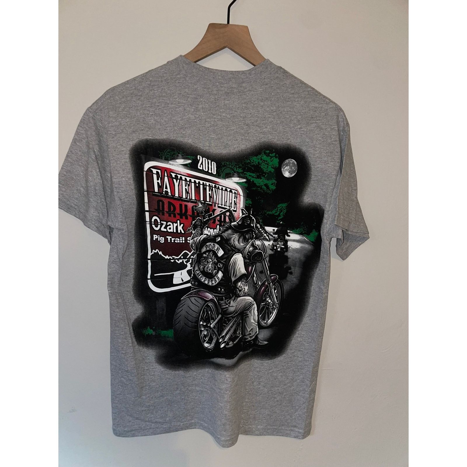 Gildan Fayetteville Biker Shirt Arkansas Ozark Pig Bike Tee 2010 M Size US M / EU 48-50 / 2 - 5 Thumbnail