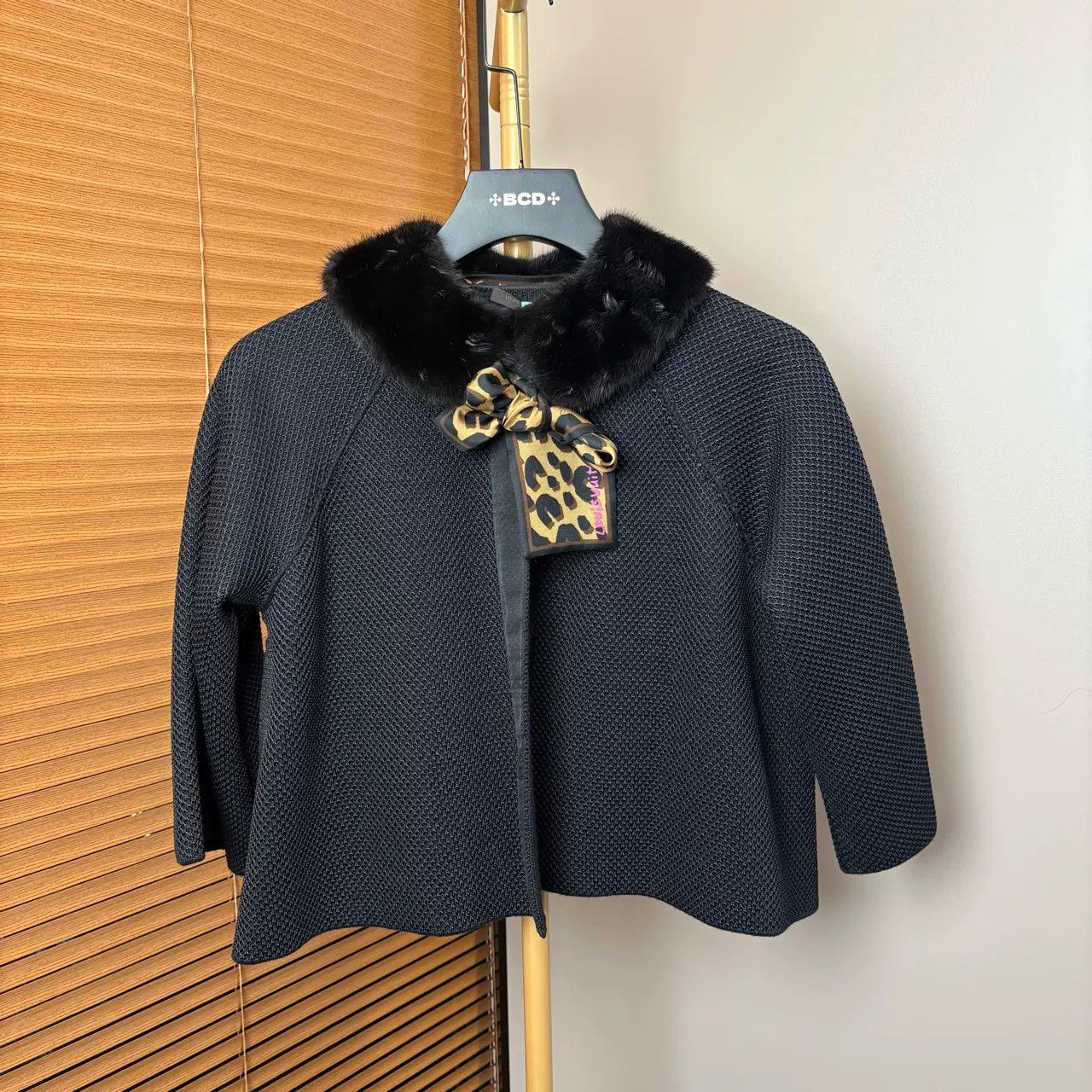 Louis Vuitton Louis Vuitton Black Fur Collar Short Coat Size M / US 6-8 / IT 42-44 - 1 Thumbnail