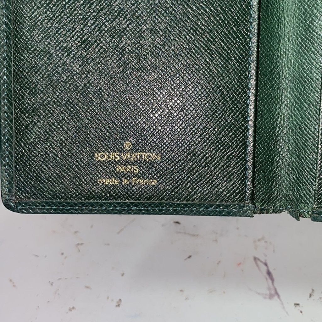 Louis Vuitton Authentic Louis Vuitton Taiga checkbook holder Size ONE SIZE - 4 Thumbnail