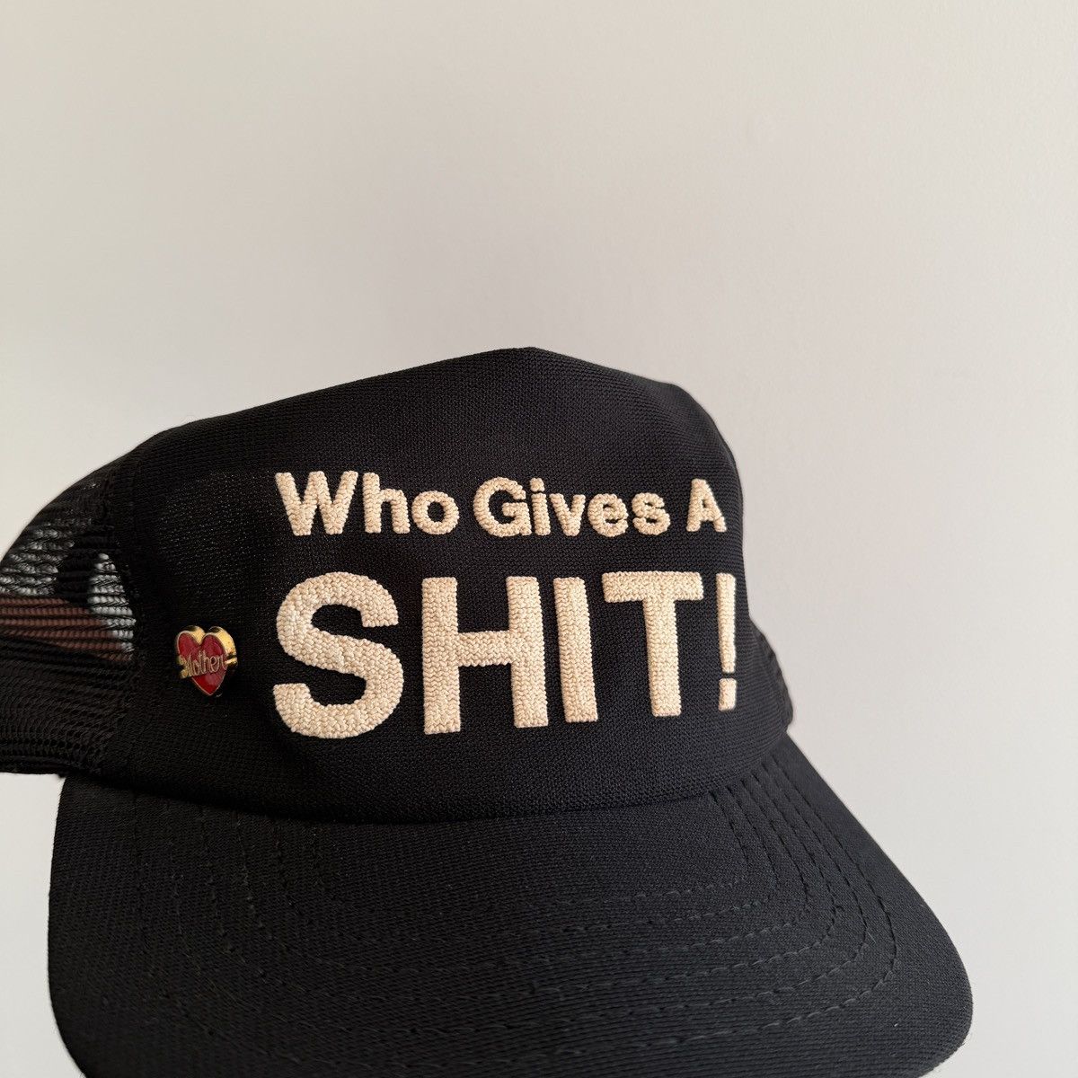 Vintage 1980s Vintage “Who Gives A Sh*t” Trucker Hat Size ONE SIZE - 2 Thumbnail