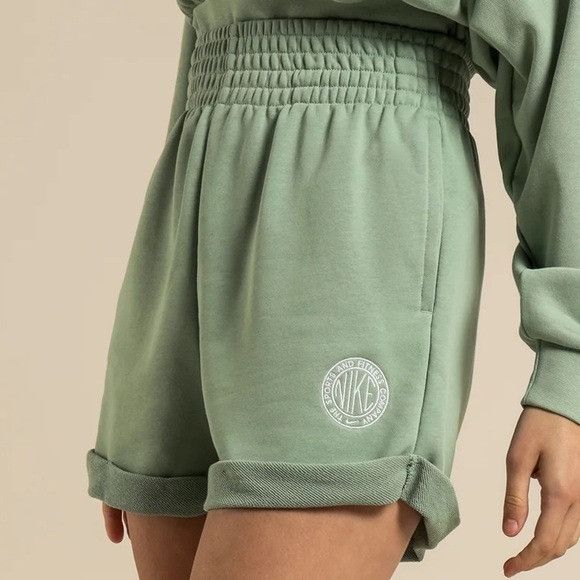 Nike Nike Sage Green Athletic Shorts Sz Large L Size 30" / US 8 / IT 44 - 1 Thumbnail