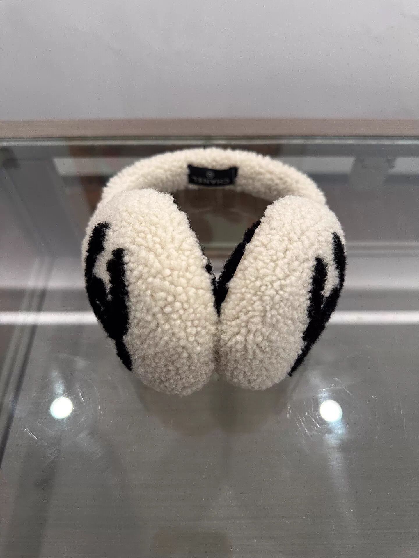 Chanel Chanel White Shearling Earmuffs w/ Black CC Logo 22cm Size ONE SIZE - 3 Thumbnail