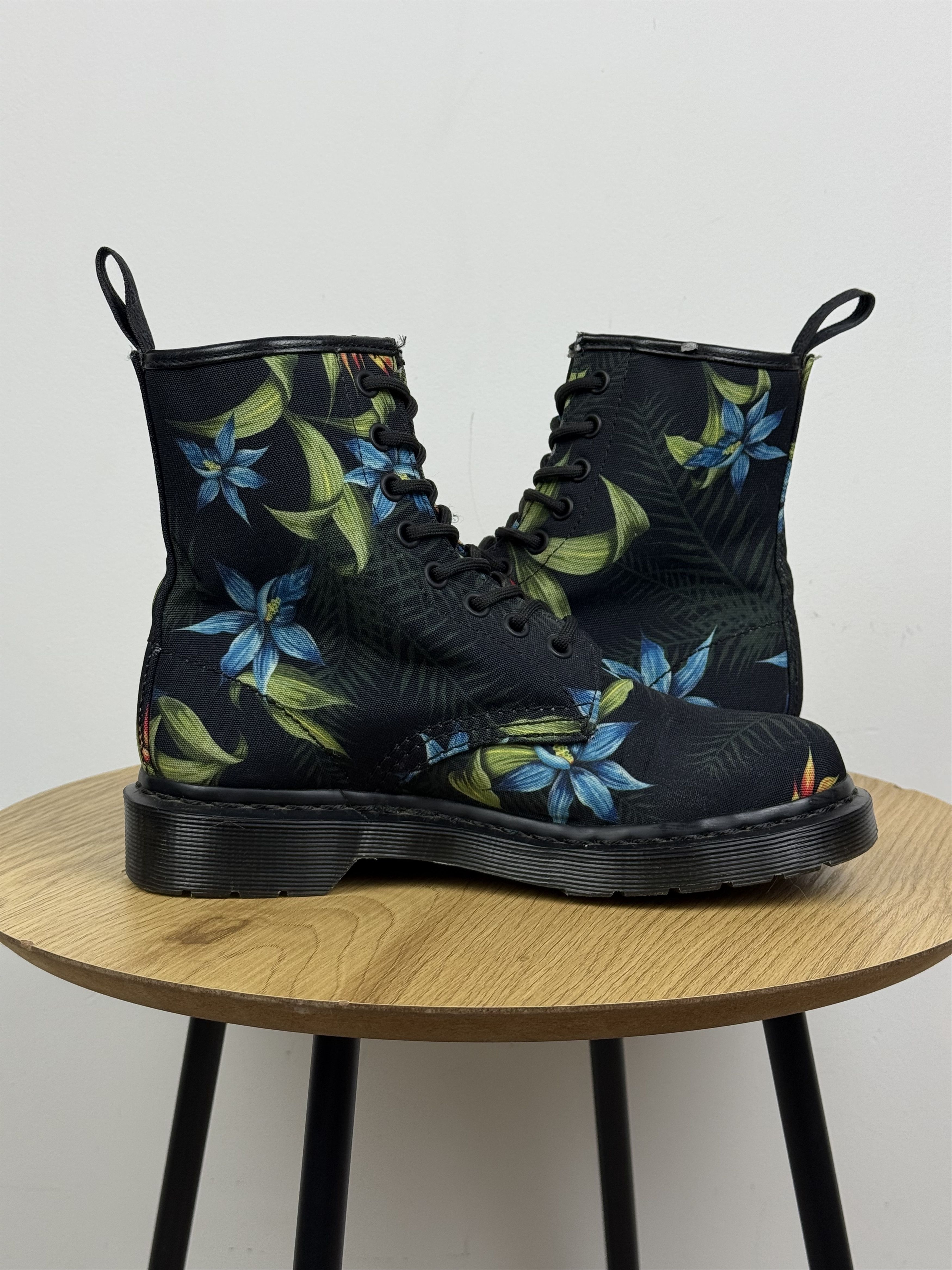 Dr. Martens Dr. Martens Hawaiian Castel Vegan Black Floral Women's EUR37 Size US 7 / IT 37 - 5 Thumbnail