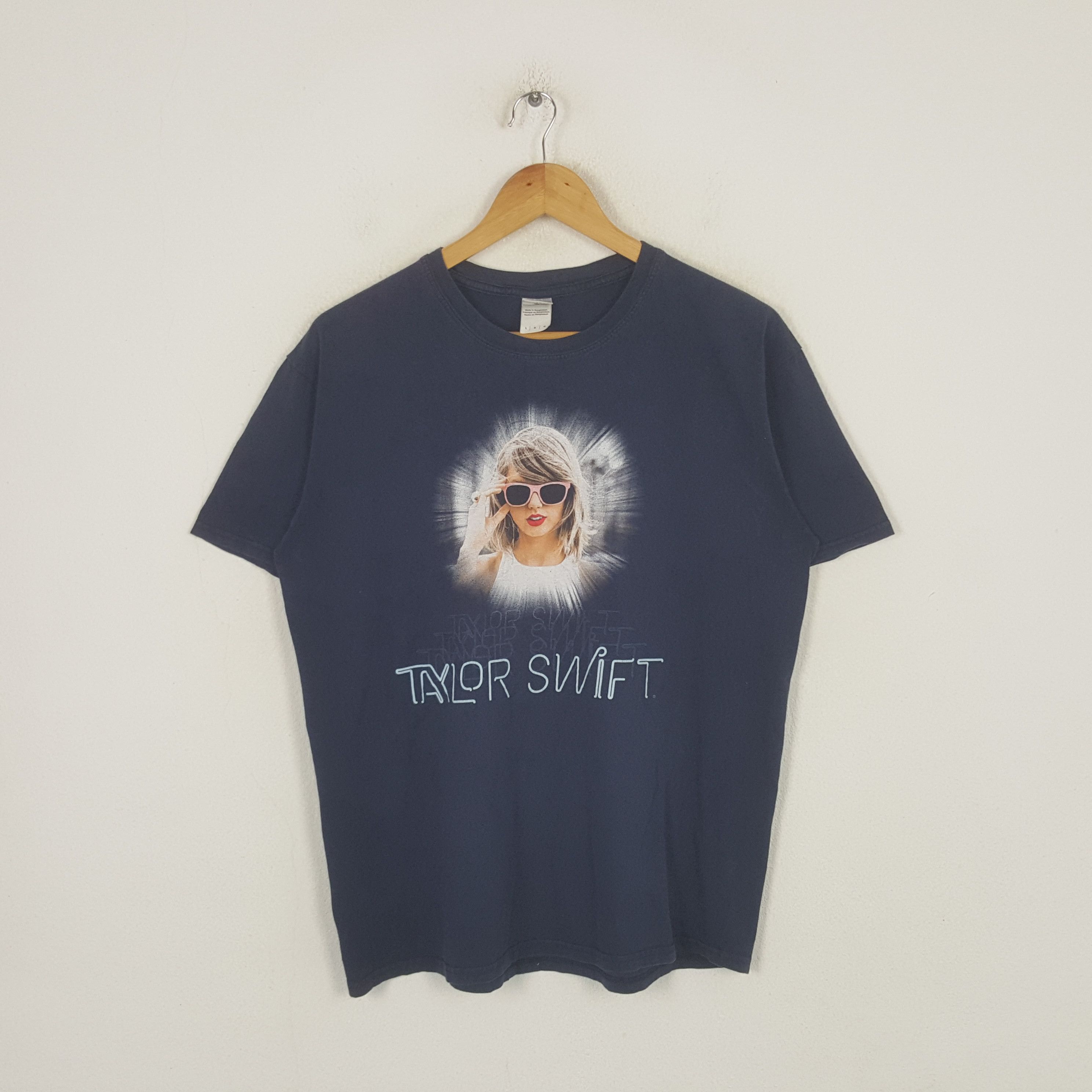 Band Tees Vintage Taylor Swift American Singer Tour Tshirt RR27 Size US M / EU 48-50 / 2 - 1 Thumbnail