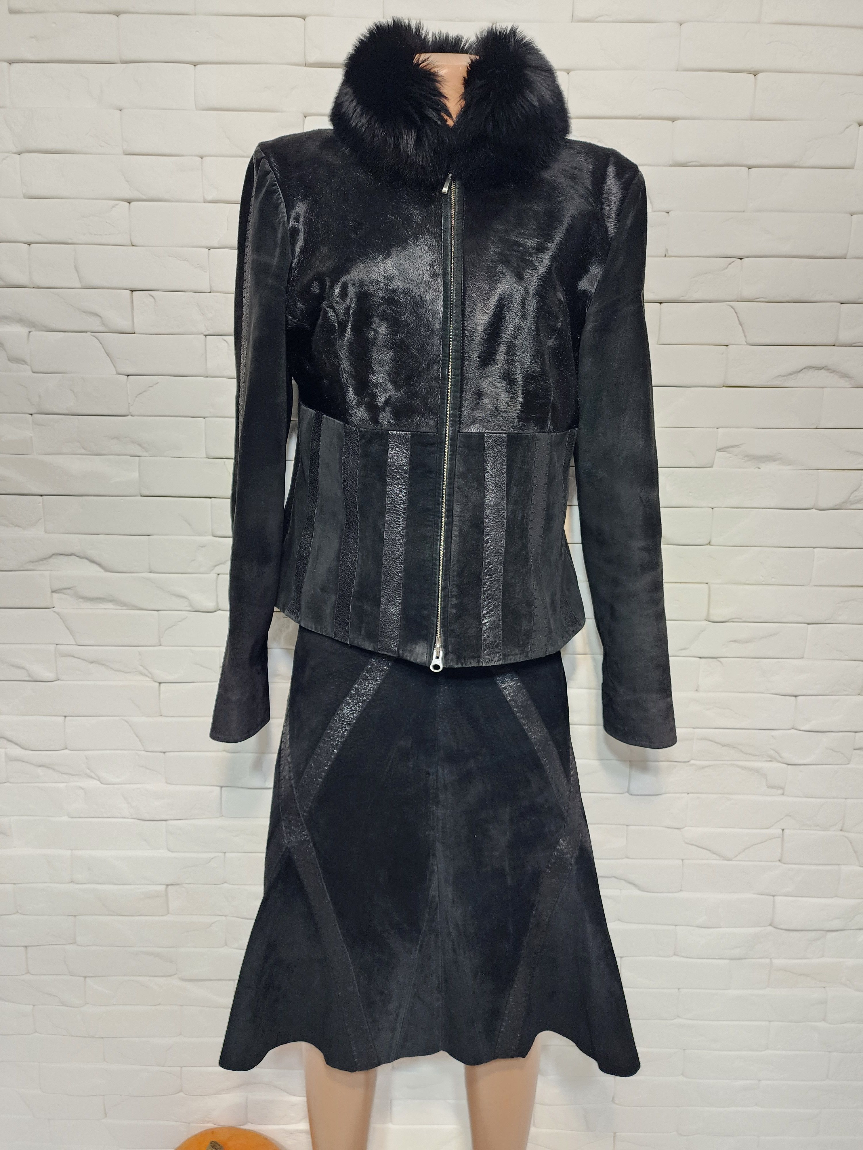 Uniqlo Black Leather Women's Suit: Suede Jacket & Skirt Size M / US 6-8 / IT 42-44 - 1 Thumbnail