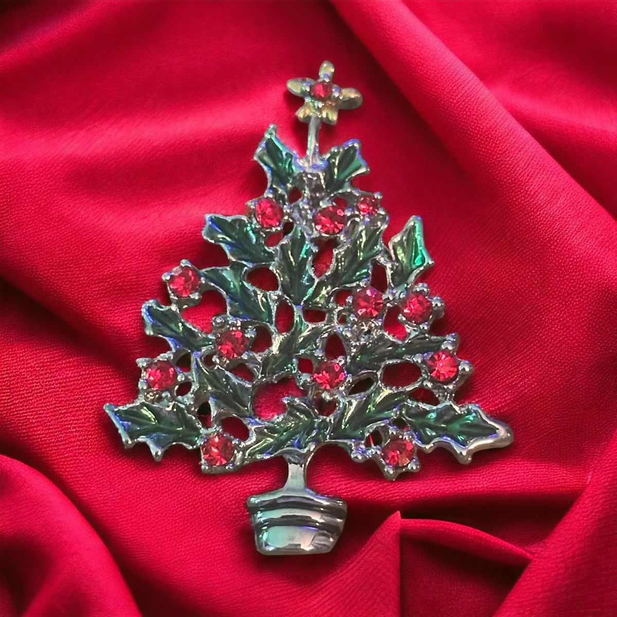 Vintage Vintage Holly and berries Christmas tree brooch Size ONE SIZE - 1 Thumbnail