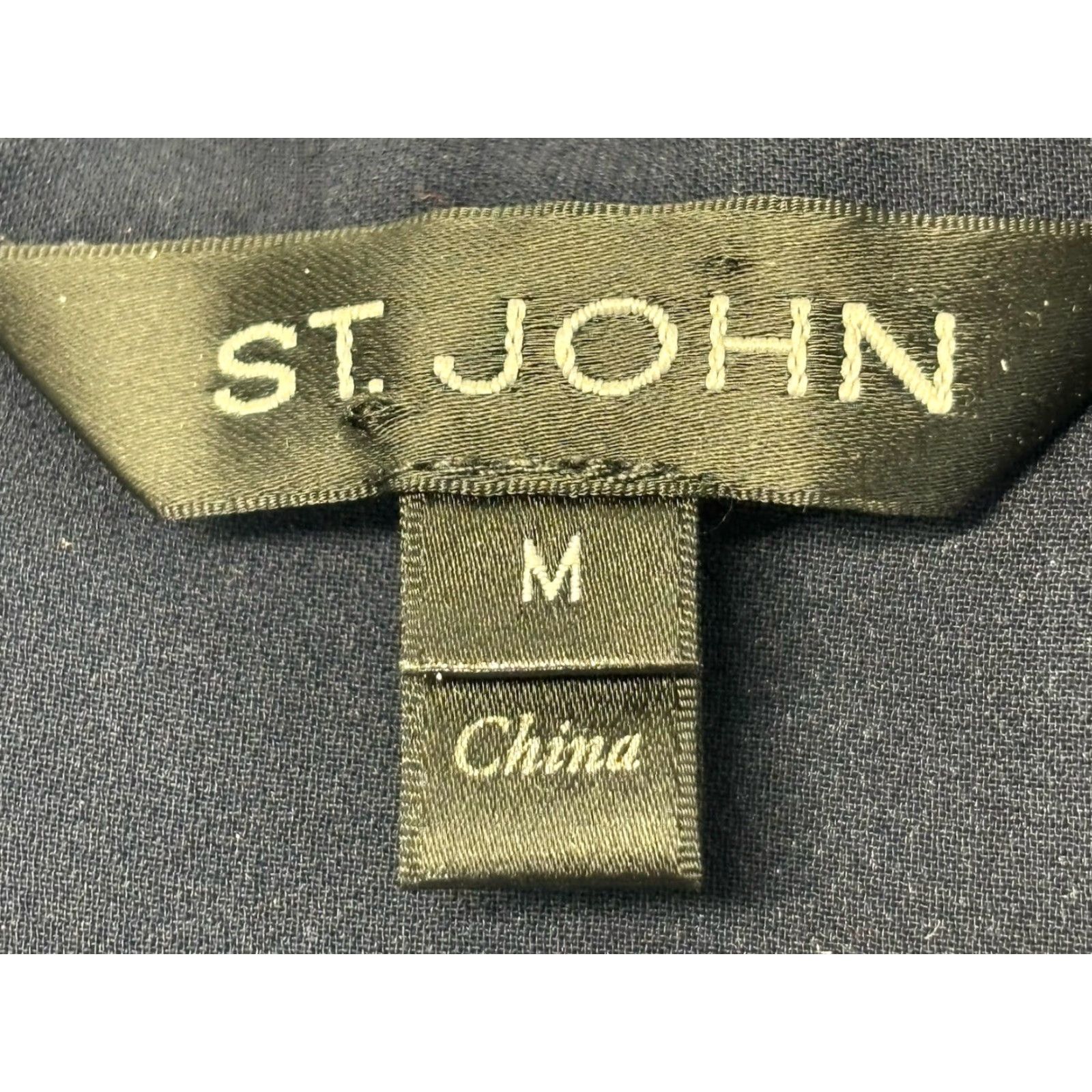 St. John St. John Blouse 100% Silk Women’s Medium Navy 3/4 Sleeve Bell Sleeve Classic Split Neck Zip Blouse Mens? Size M / US 6-8 / IT 42-44 - 7 Thumbnail