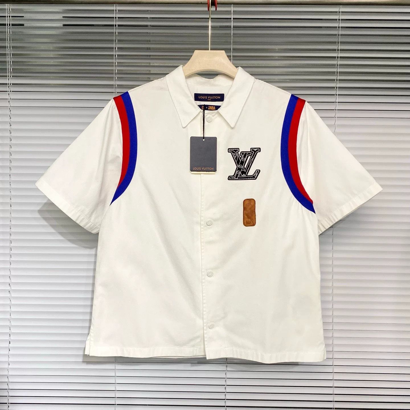 Louis Vuitton Louis Vuitton NBA Collaboration Short-Sleeve Shirt Size US L / EU 52-54 / 3 - 1 Thumbnail