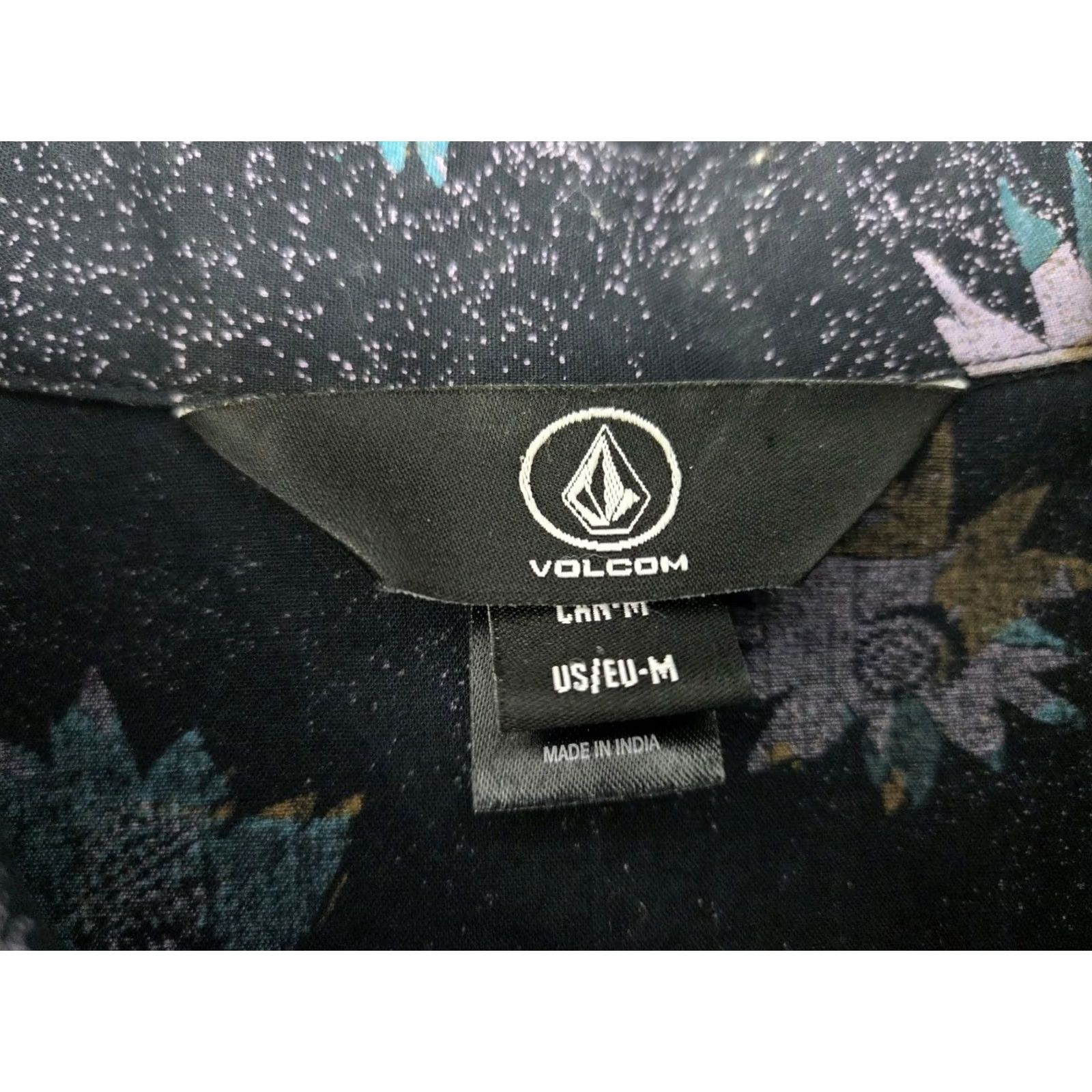 Volcom Volcom Men’s Short Sleeve Button Up Floral Shirt Blk/Purple Size M Button-Up Casual Beach Hawaiian 90s Mens Size US M / EU 48-50 / 2 - 3 Thumbnail