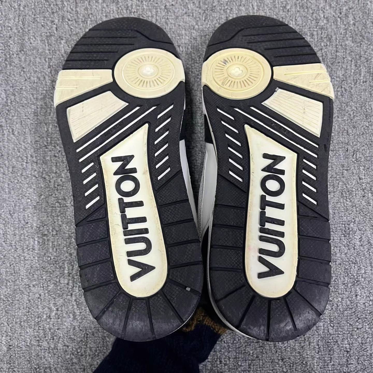 Louis Vuitton Louis Vuitton B&W Calfskin Lace-Up Low-Top Sneakers Size US 8.5 / EU 41-42 - 6 Thumbnail