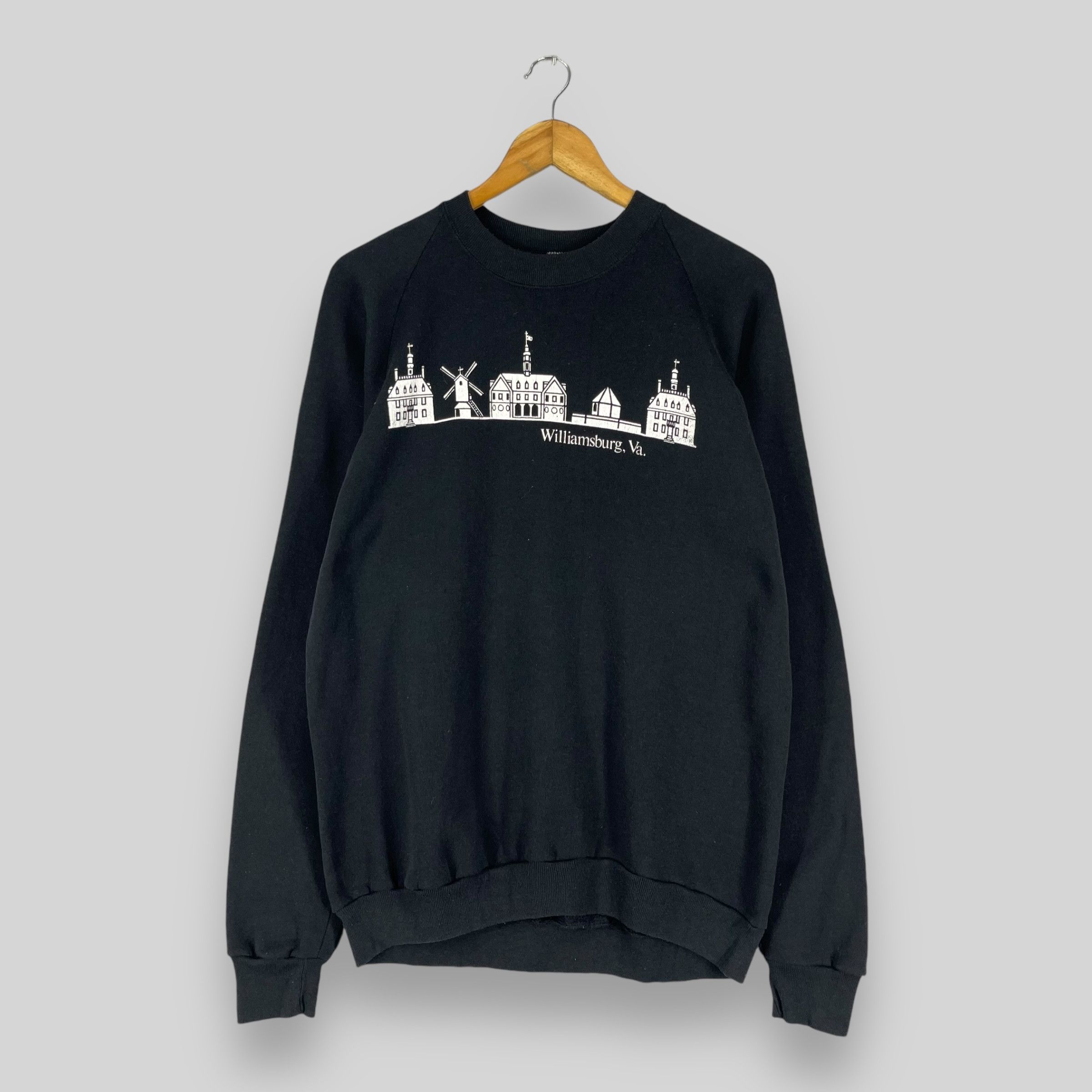 Vintage Vintage 90's WILLIAMSBURG American Revolution Sweatshirt Size US M / EU 48-50 / 2 - 1 Thumbnail