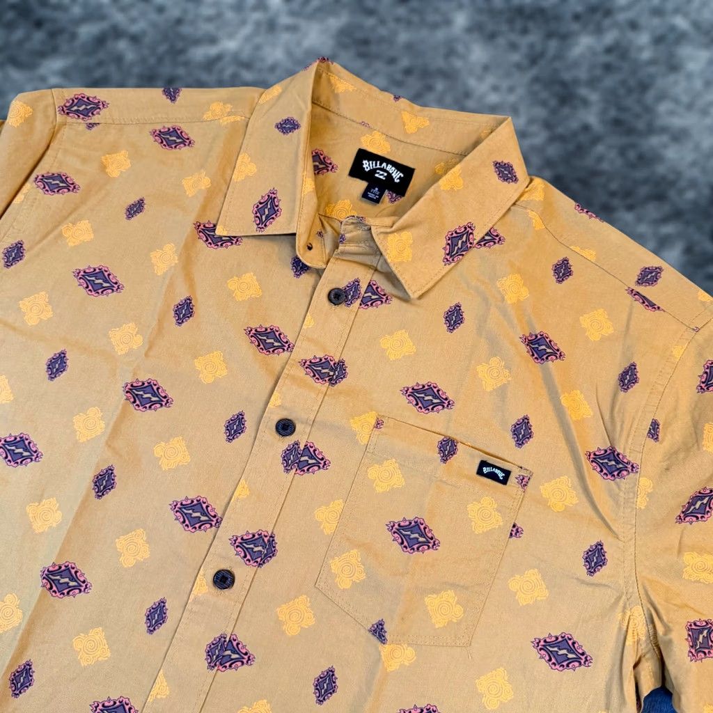 Billabong Billabong Shirt Mens Small Tan Geometric Print Short Sleeve Button-Up Pocket Stretch Wovens Casual Bohemian Summer Travel NWT Size US S / EU 44-46 / 1 - 1 Thumbnail