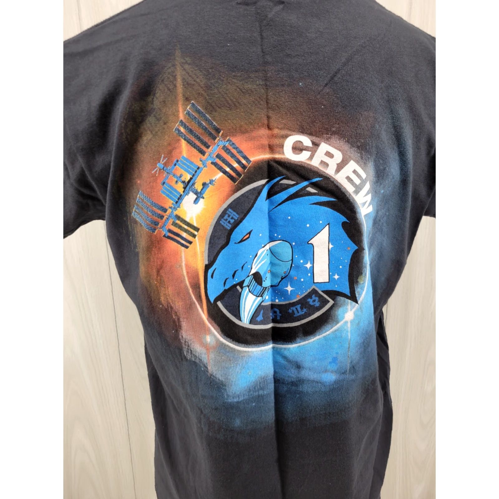 Gildan Women’s NASA x SpaceX Crew-1 Dragon 2020 Black T-Shirt Size Large Size L / US 10 / IT 46 - 7 Thumbnail