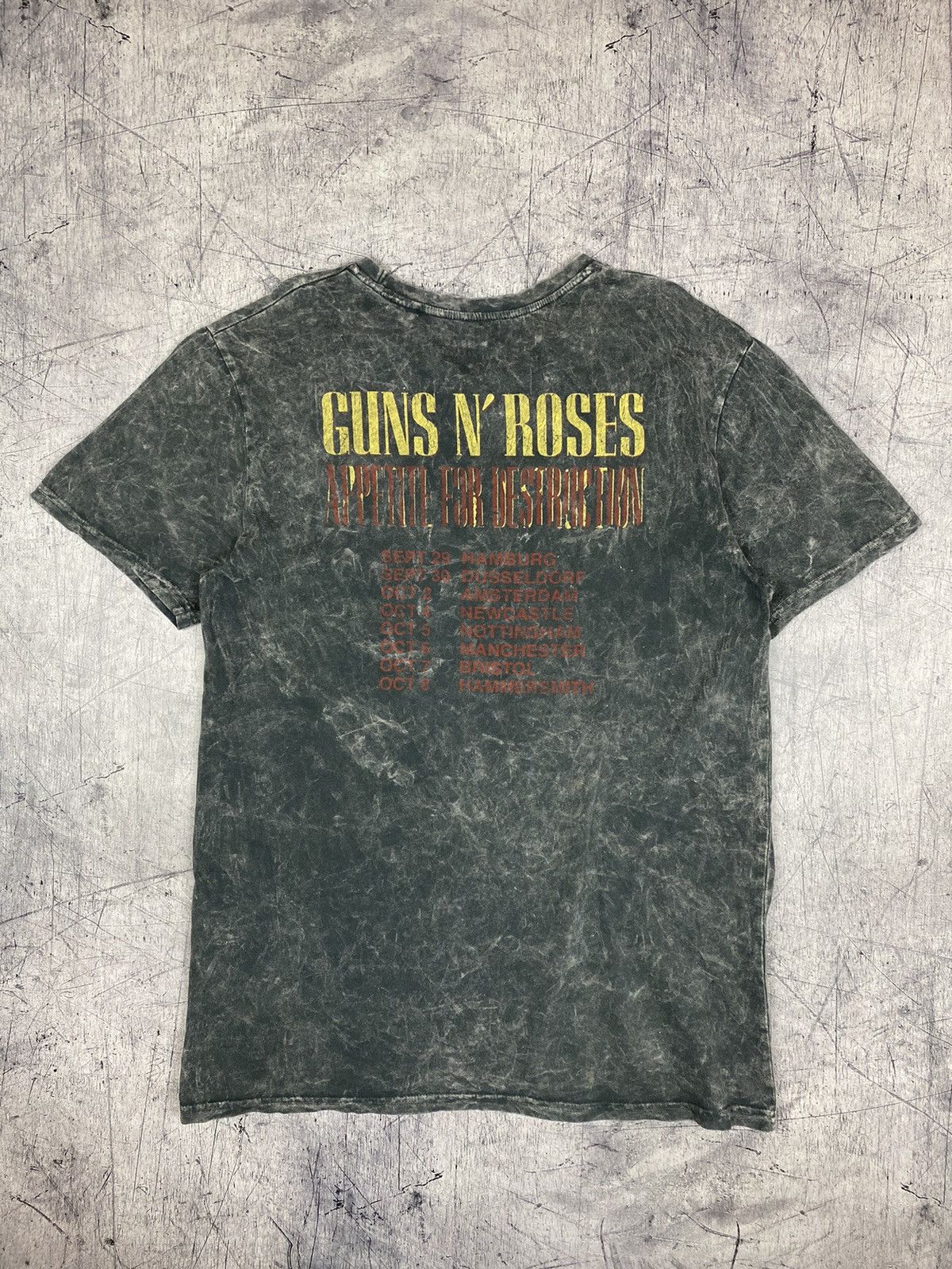 Guns N' Roses Vintage Guns N Roses 2017 Tour T Shirt Tee Size M Size US M / EU 48-50 / 2 - 10 Thumbnail