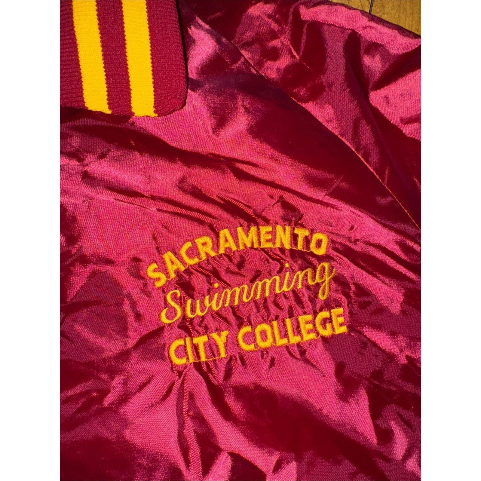 Vintage Vintage Satin Bomber Jacket Maroon/Gold L 22x24 Made In USA Size US L / EU 52-54 / 3 - 5 Thumbnail