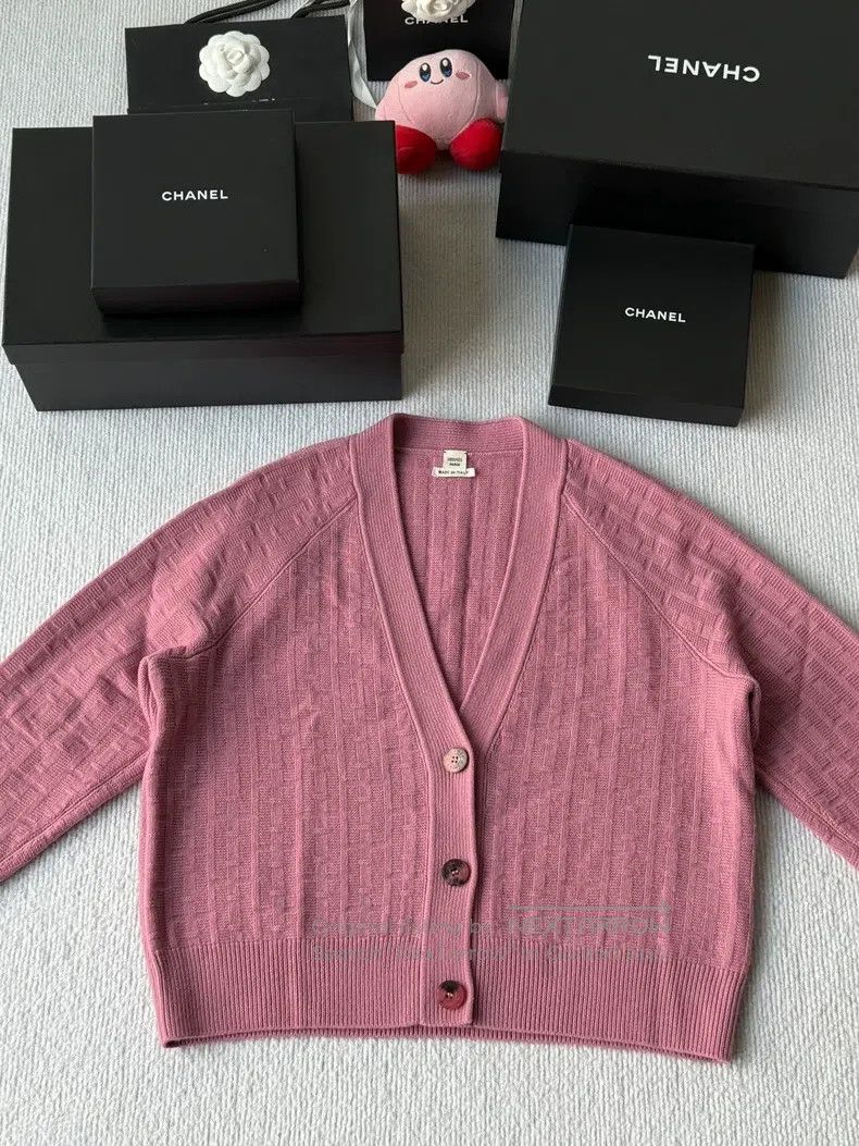 Hermes Hermes Fuchsia H Letter 100% Cashmere Cardigan Size XS / US 0-2 / IT 36-38 - 1 Thumbnail