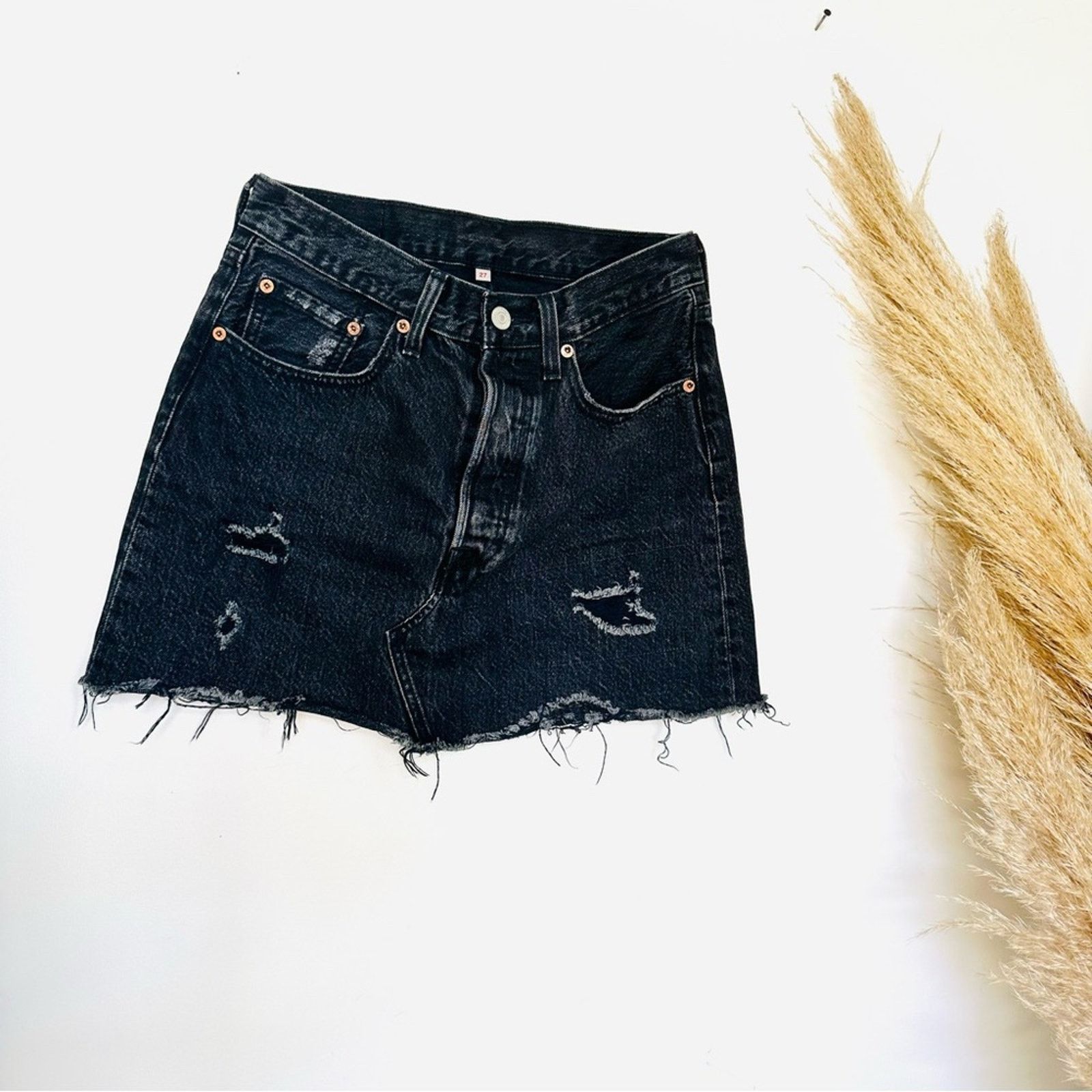 Levi's LEVIS REVOLVE Black Distressed Raw Hem Button Fly Mini Skirt Size 26" / US 2 / IT 38 - 14 Thumbnail
