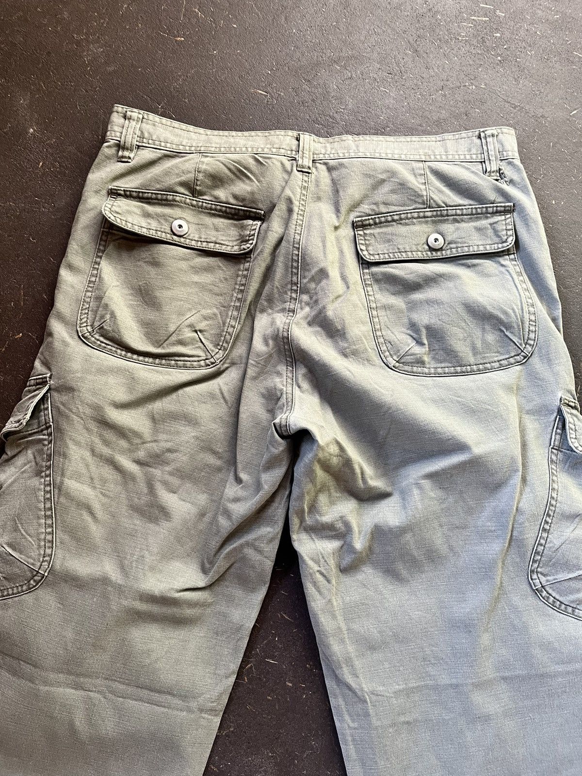 Uniqlo Uniqlo olive/green cargo pants Size US 35 - 7 Thumbnail