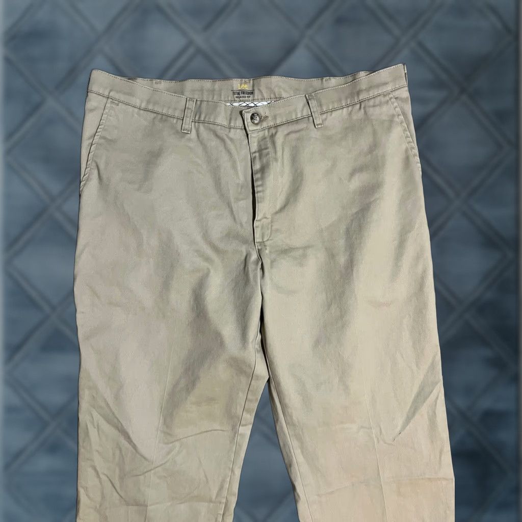 Lee Lee Pants Men 40x30 Beige Total Freedom Relaxed Fit Straight Leg Stretch Pants Size US 40 / EU 56 - 1 Thumbnail