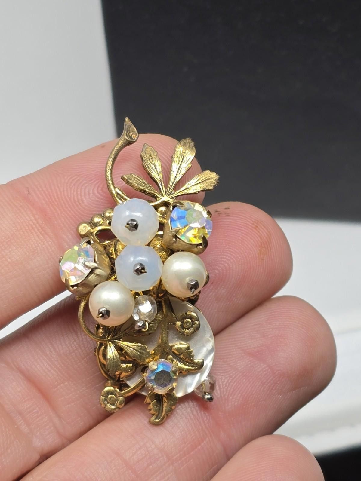 The Unbranded Brand Vintage Floral Necklace & Clip-On Earrings Set MOP AB Beads Size ONE SIZE - 7 Thumbnail