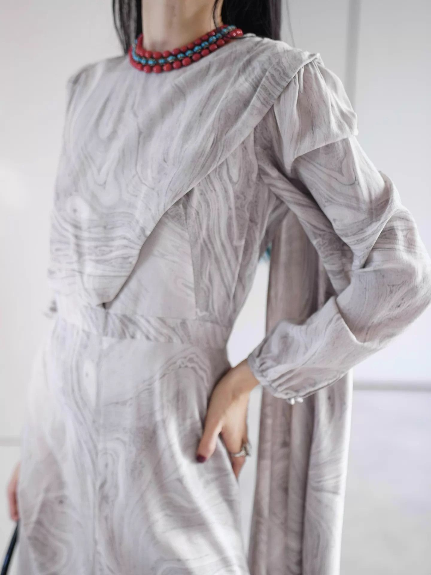 Alexander McQueen Alexander McQueen Light Gray Silk Sash MidiDress Size L / US 10 / IT 46 - 7 Thumbnail
