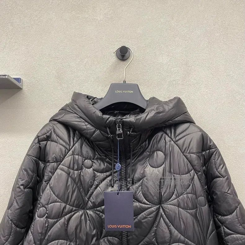 Louis Vuitton Louis Vuitton Black flower-stitched down jacket Size US M / EU 48-50 / 2 - 4 Thumbnail