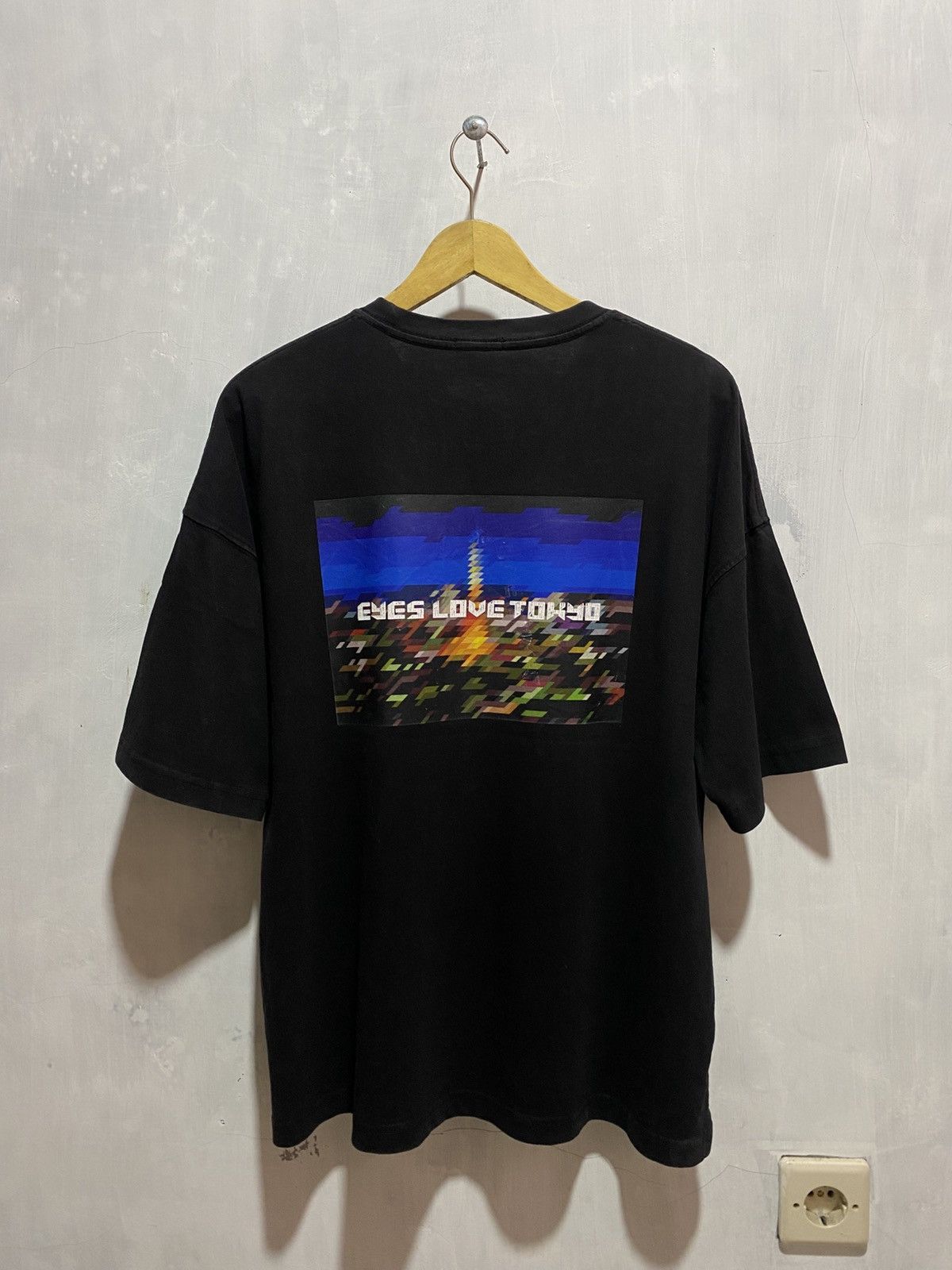 Japanese Brand GU x Tadaomi Shibuya Eyes Love Tokyo Tshirt Size US XL / EU 56 / 4 - 2 Thumbnail