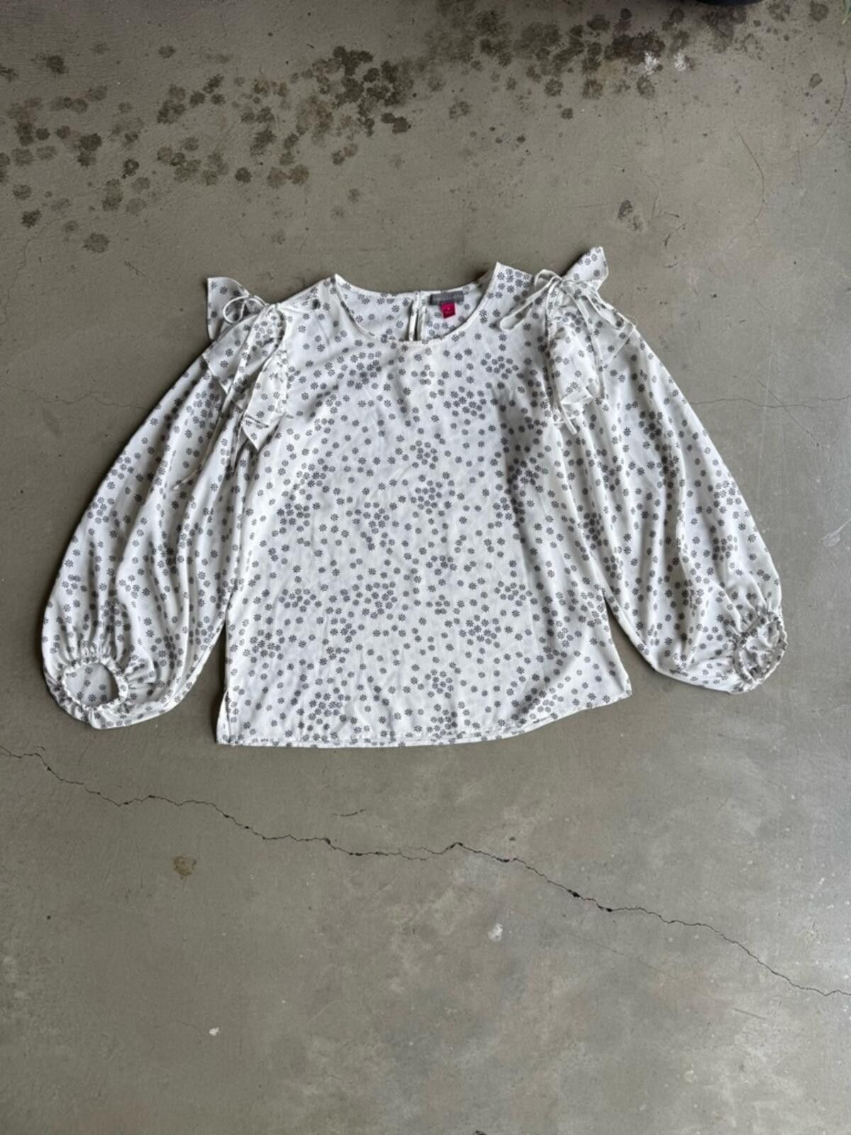 Vince Camuto Vince Camuto / Floral Flutter Sleeve Blouse / White Black Size S / US 4 / IT 40 - 1 Thumbnail