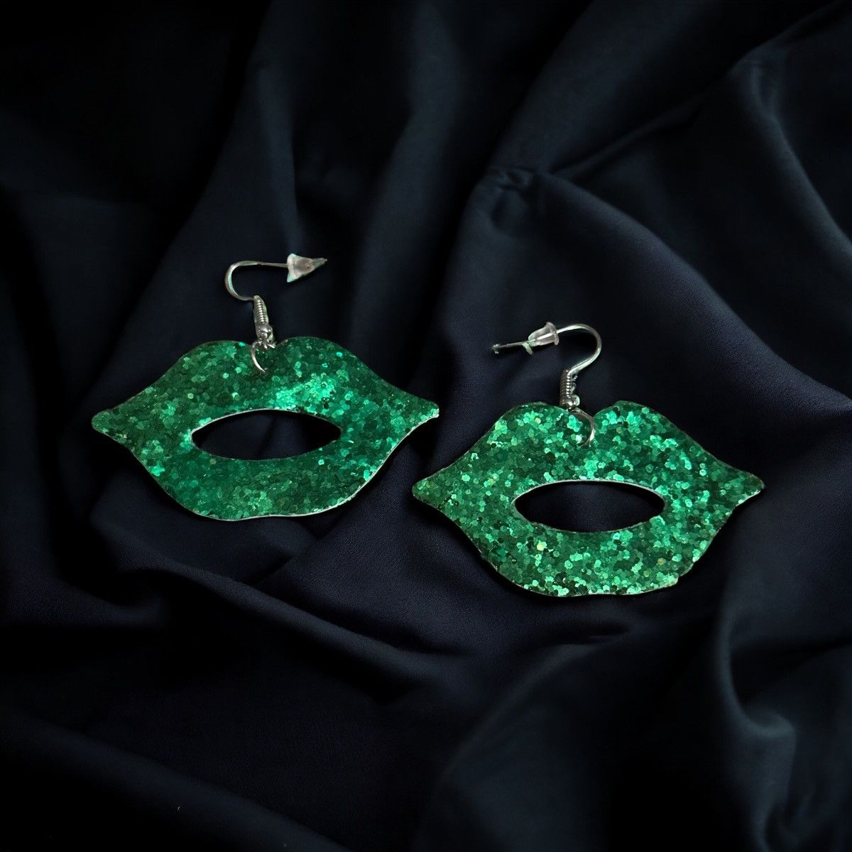 Other Fun green glitter lip dangle earrings Size ONE SIZE - 1 Thumbnail
