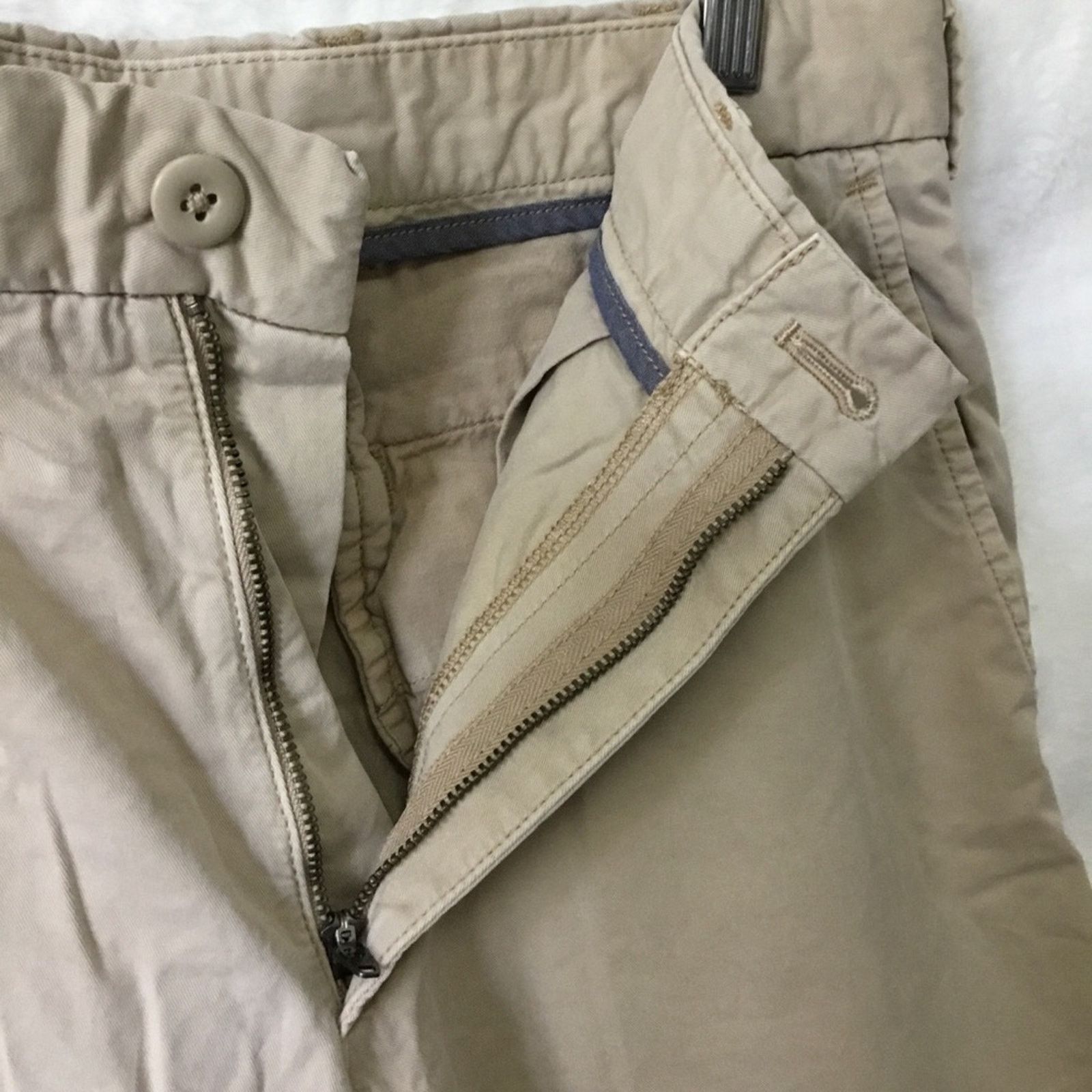 Uniqlo Uniqlo Men’s Beige Flat Front Shorts in Khaki Size US 28 / EU 44 - 10 Thumbnail