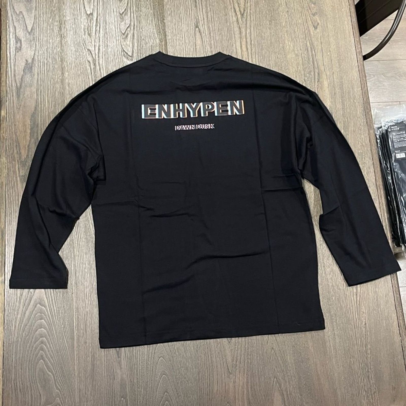 Vintage NWT Enhypen Band Dawn Dusk Black Long Sleeve T-Shirt Size L Size US L / EU 52-54 / 3 - 10 Thumbnail