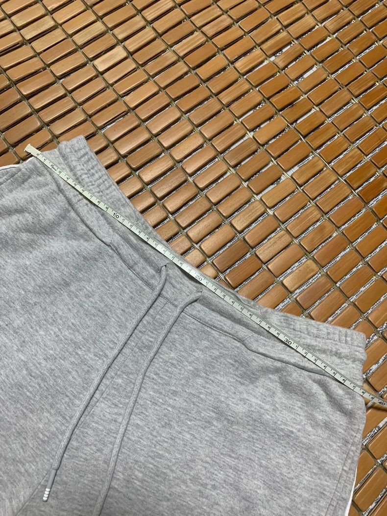 Thom Browne Thom Browne size3 Classic side-striped shorts Size US 26 / EU 42 - 6 Thumbnail