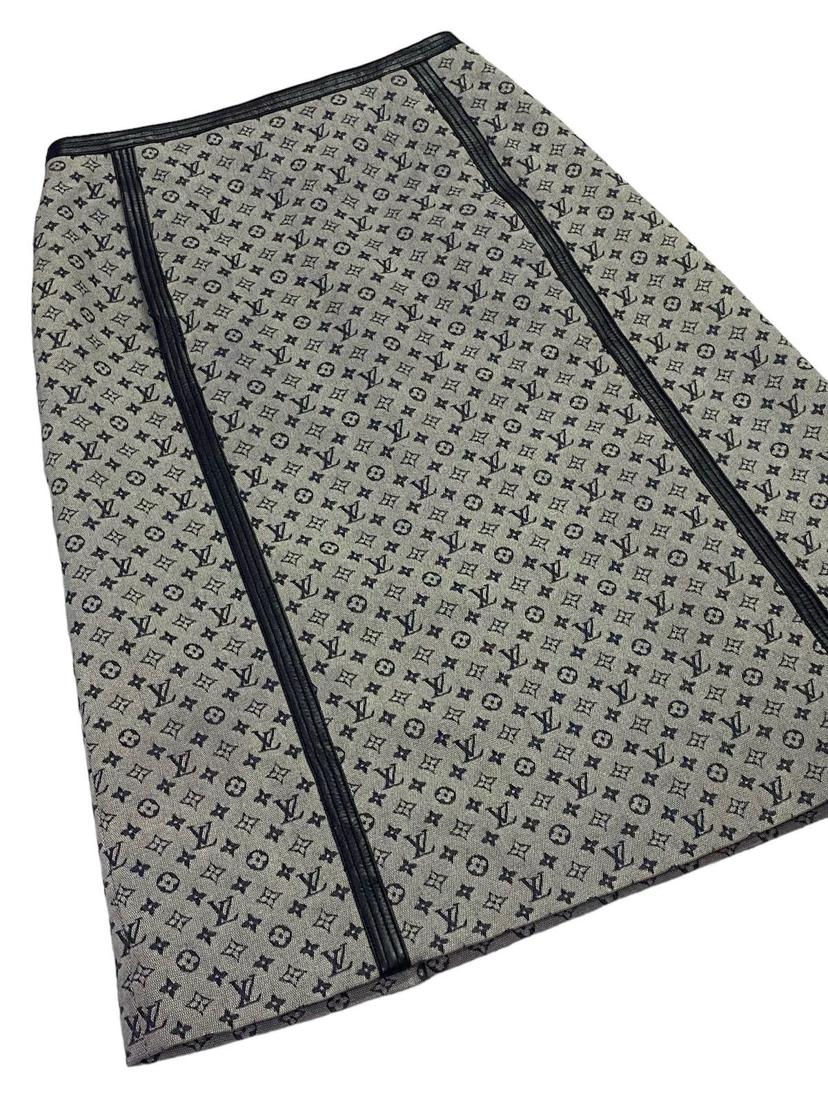 Louis Vuitton Vintage Louis Vuitton 2000 Runway Monogram Canvas Skirt Size 24" / US 00 / IT 34 - 17 Thumbnail