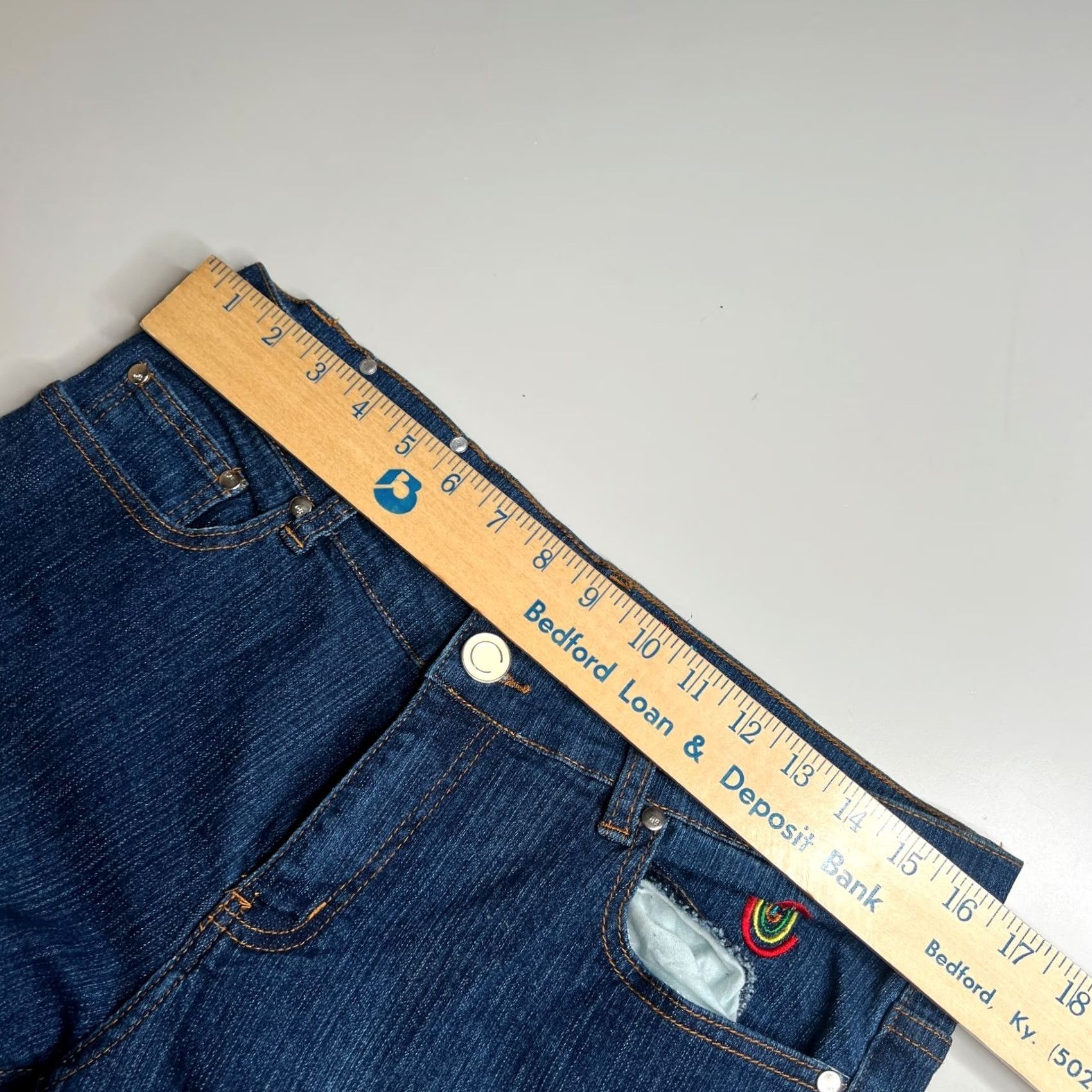 Coogi VINTAGE Coogi Jeans Women’s 3/4 Medium Wash Denim Embroidered Crest Pockets 5-Pocket Straight Regular Zip Size 24" / US 00 / IT 34 - 4 Thumbnail