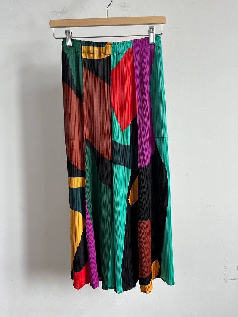 Issey Miyake Issey Miyake size:1 Red, black and green pleated skirt Size 22" - 1 Thumbnail