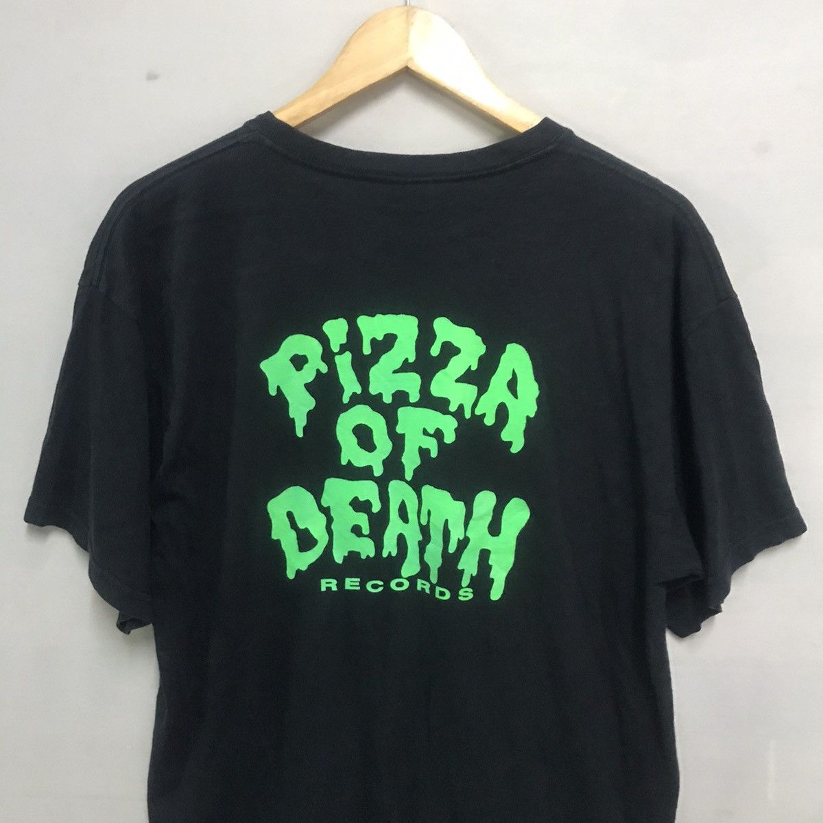 PIZZA OF DEATH BBQ CHICKEN LOGO TEE Distressed BBQ CHICKEN